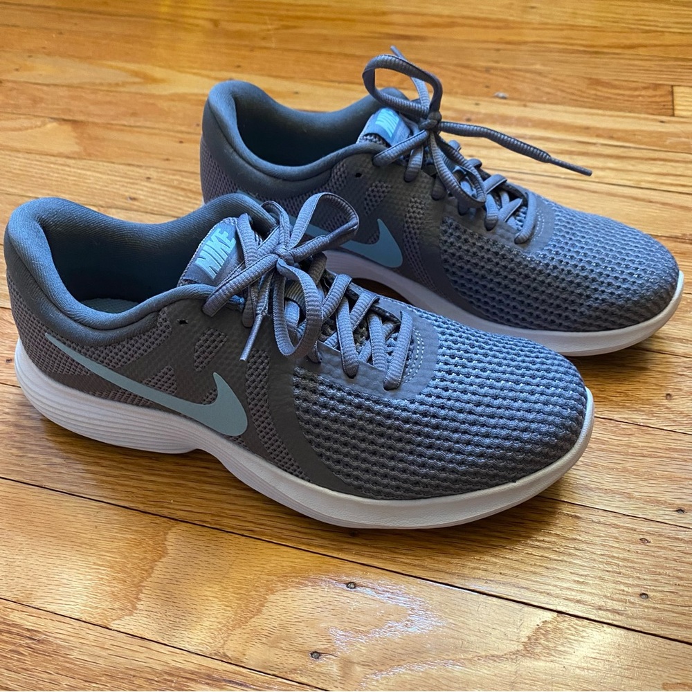 Nike Revolution 4 Women's Running Shoe size 8
